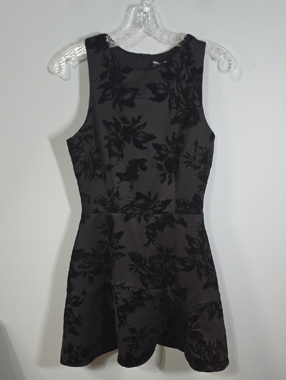 Design Lab Lord & Taylor Dress Size women's Medium Black velvet fit-and-flare